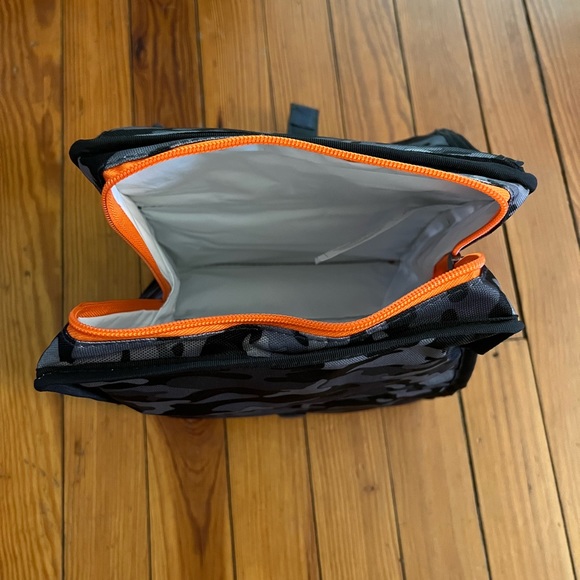 Place the lunch bag in the freezer and it keeps your lunch cold all day - Picture 4 of 5